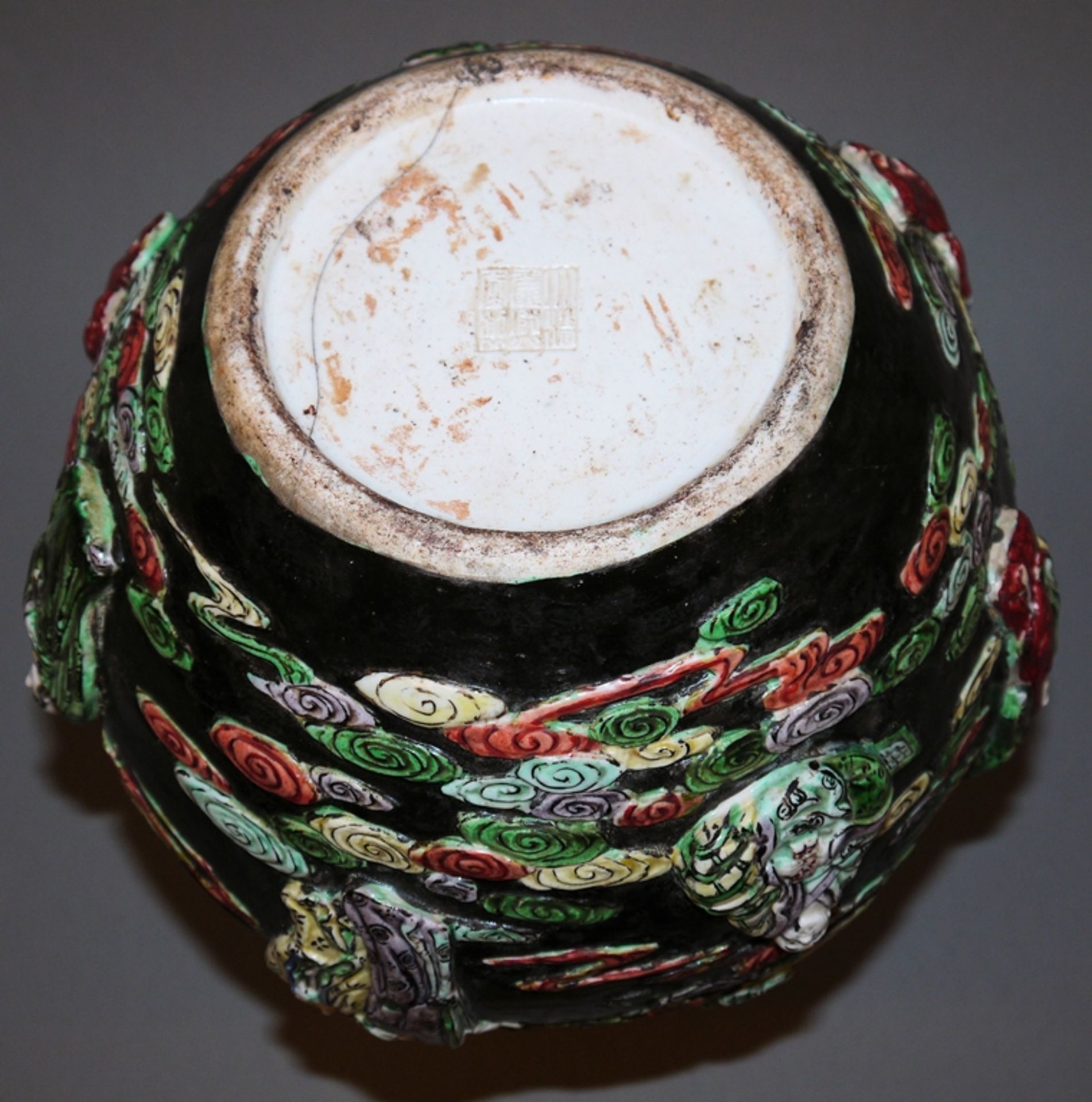Tianqiuping-Vase in famille noire mit Luohan, Republik-Zeit, China 1. H. 20. Jh. - Bild 4 aus 4