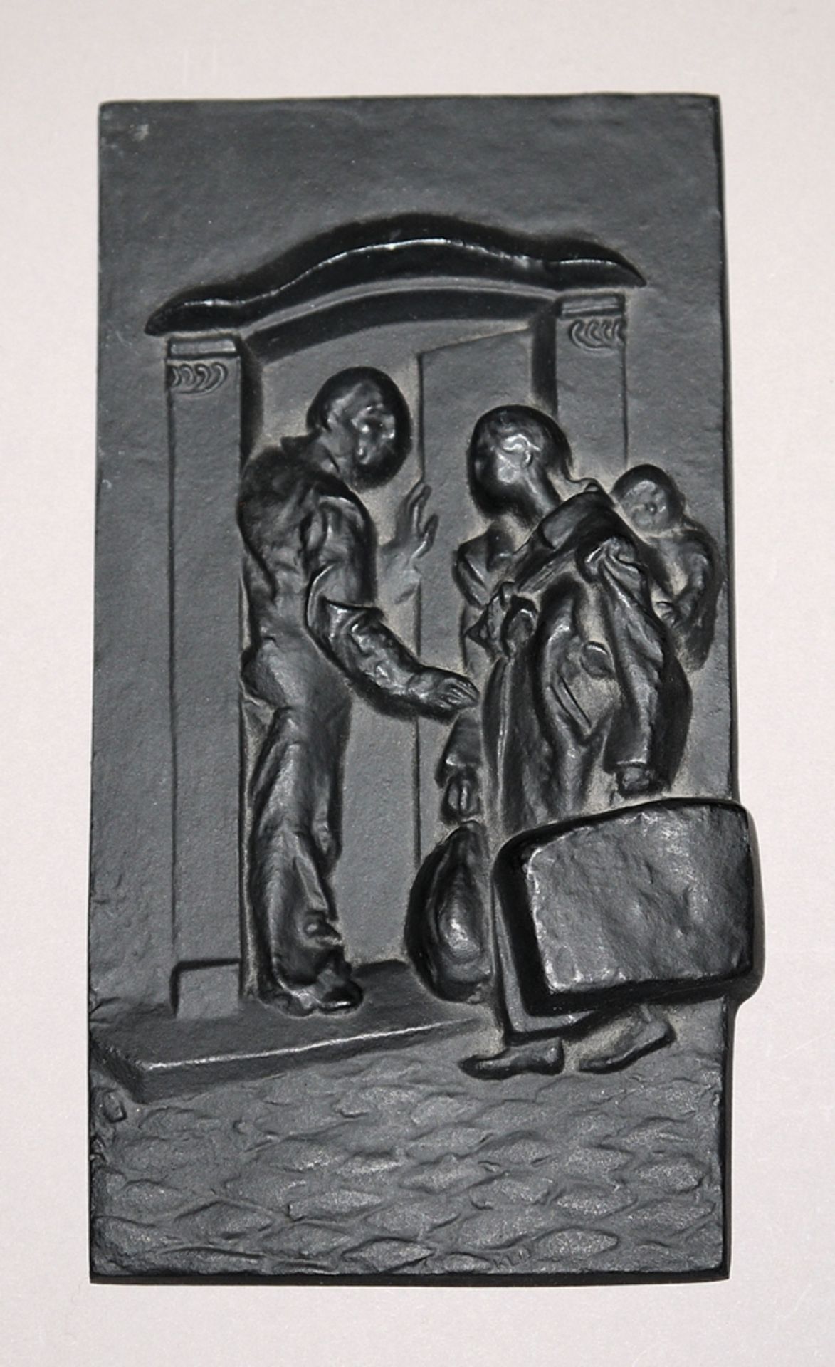 Hubert Klinkel, "Fremde beherbergen", Metallrelief von 1978