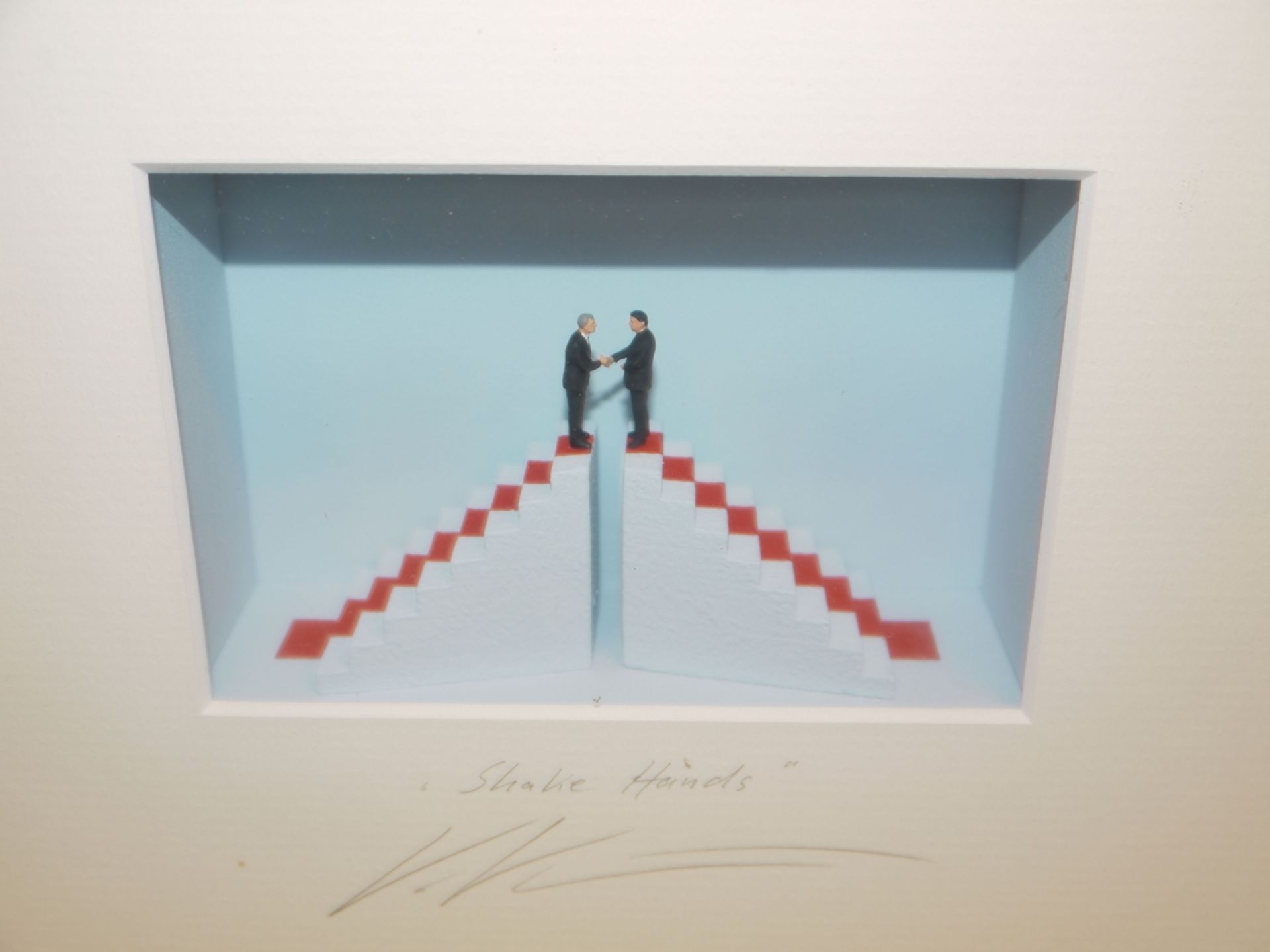 Volker Kühn, "Shake hands" und "Über dem Berg", zwei 3 D-Objekte im Kastenrahmen - Bild 2 aus 4