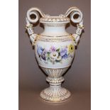 Schlangenhenkelvase mit Blumen, Meißen, 1. Wahl