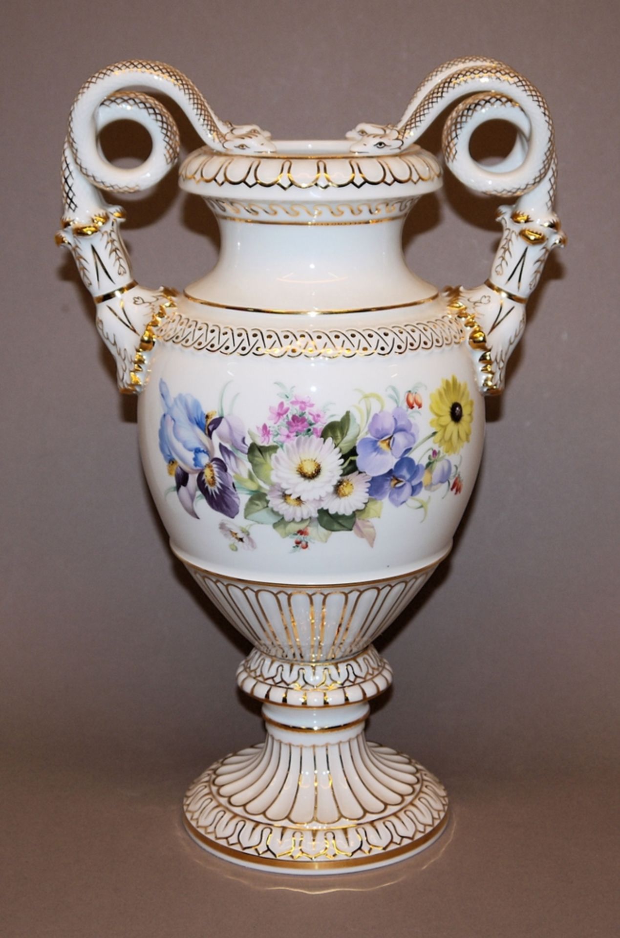 Schlangenhenkelvase mit Blumen, Meißen, 1. Wahl