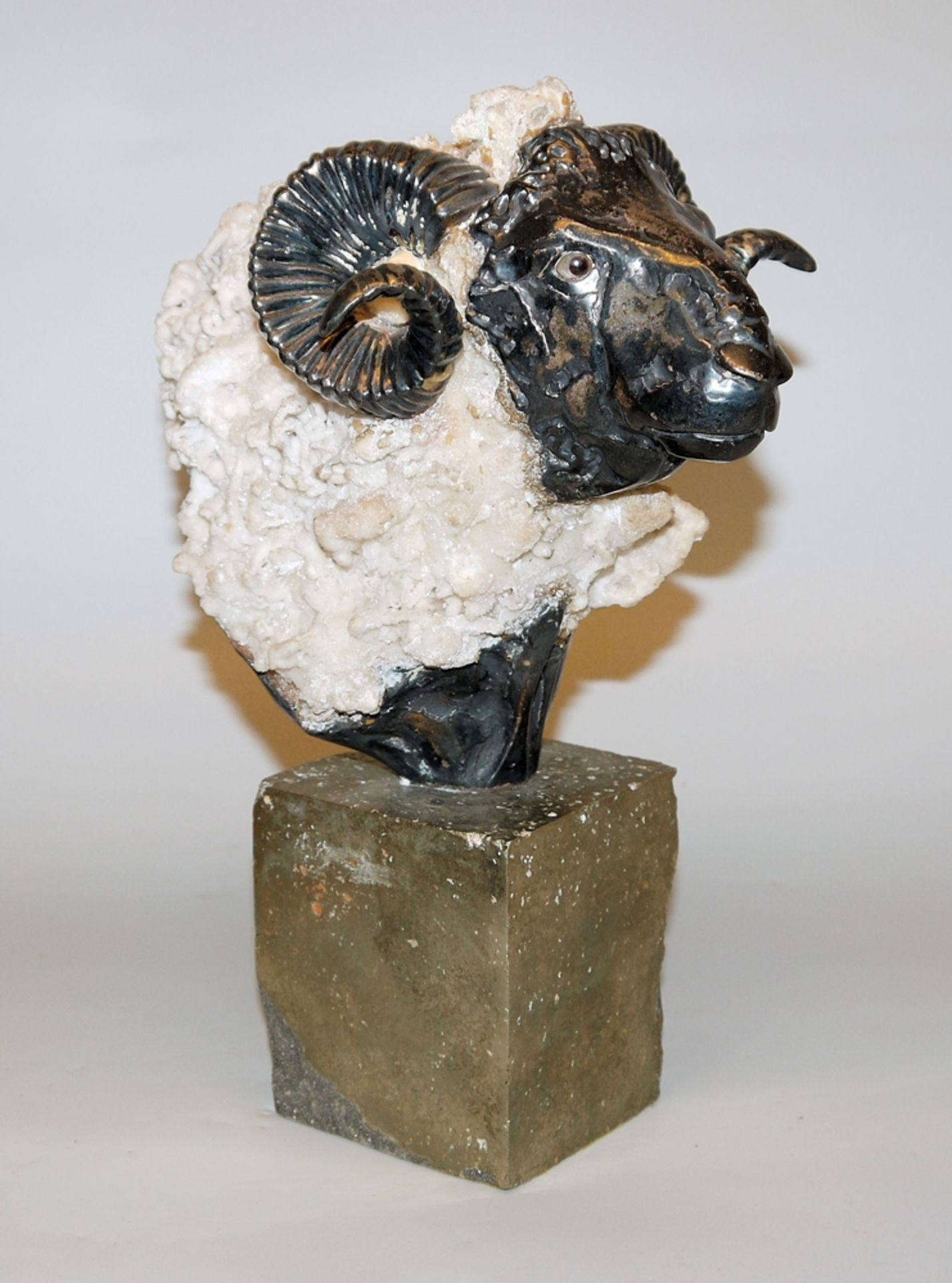 Der Widder "mit dem goldenen Vlies", Kunstobjekt aus Naturstein und Silber