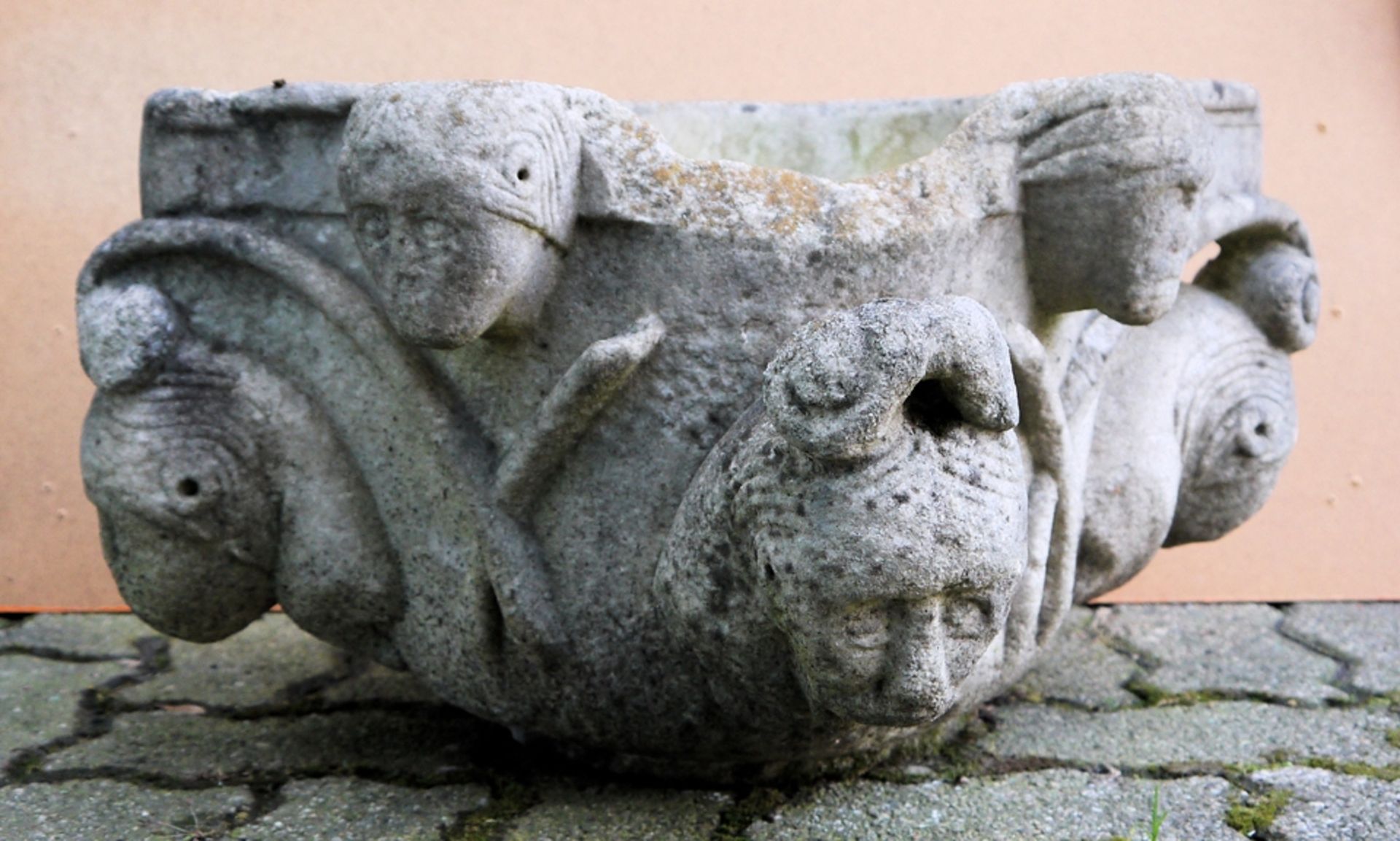 Weihwasserbecker, romanisch-frühgotisch, 12./13. Jh.