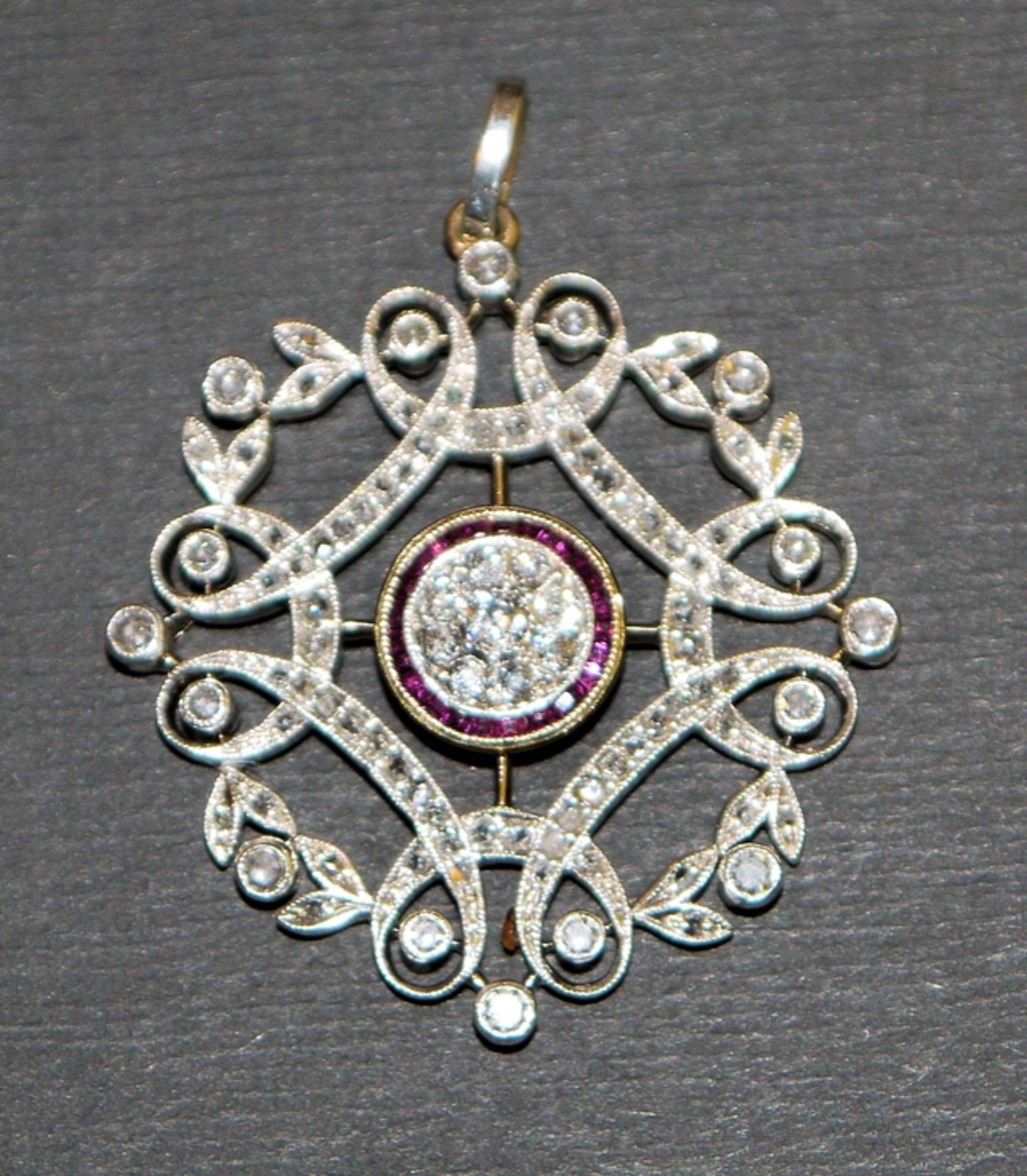 Anhänger mit Diamanten und Rubinen, Gold, um 1920
