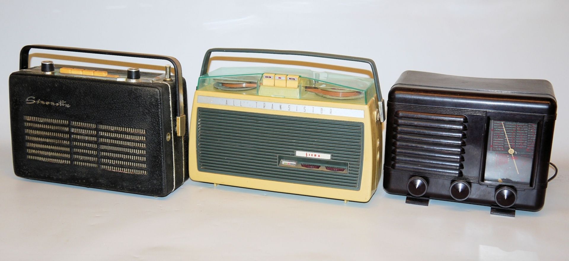 Fünf Vintage-Audiogräte der 1940er bis 1960er Jahre