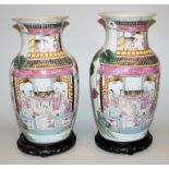 Vasenpaar mit familiären Szenen, Republik-Zeit, China 1. H. 20. Jh.