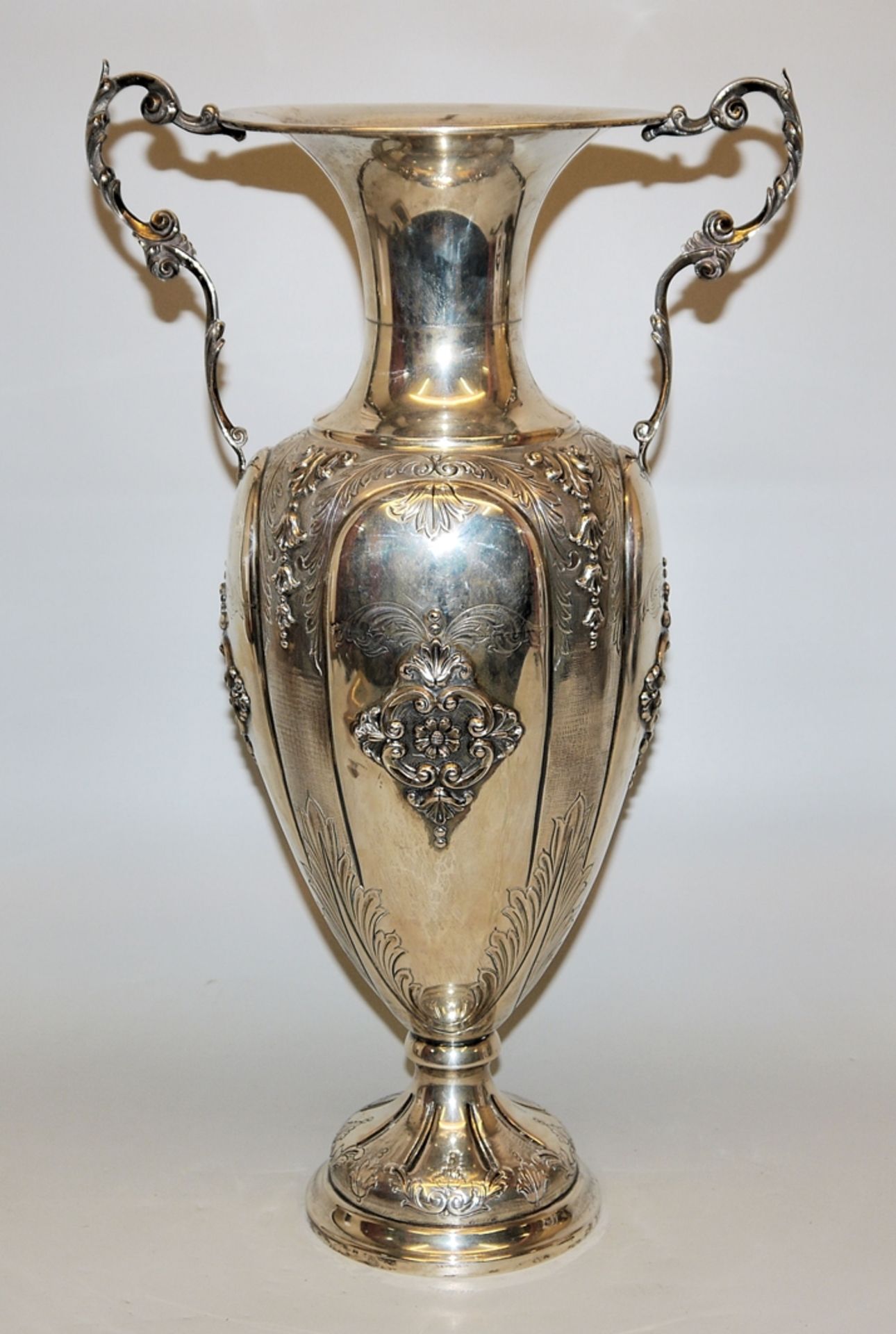 Große Amphorenvase, Silber