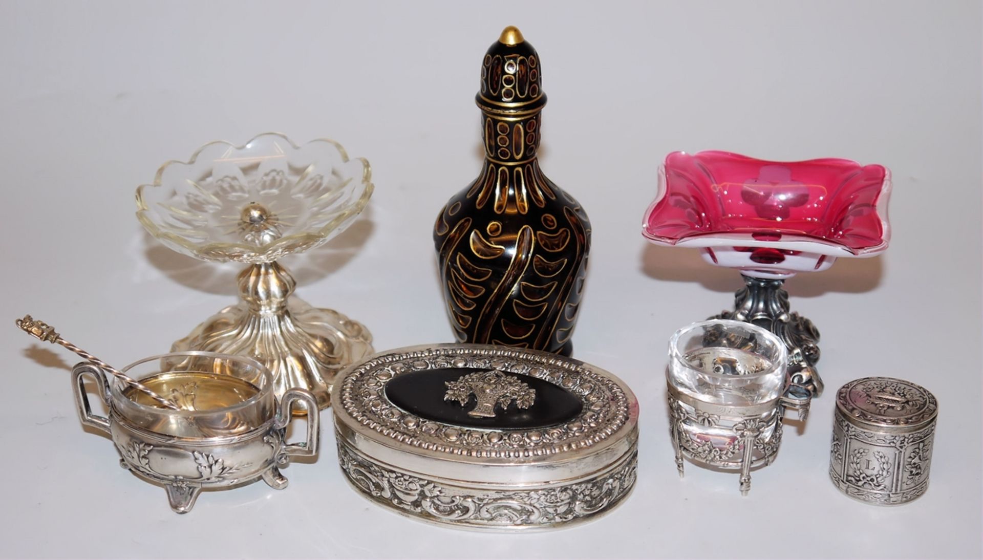Sammlung kleiner Silber- und Glas-Pretiosen ab 1840 aus Böhmen u.a., dabei Parfumflakon von J. & L.