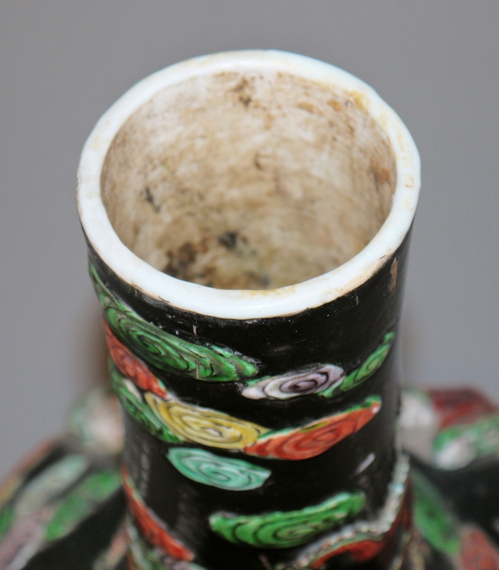 Tianqiuping-Vase in famille noire mit Luohan, Republik-Zeit, China 1. H. 20. Jh. - Bild 3 aus 4