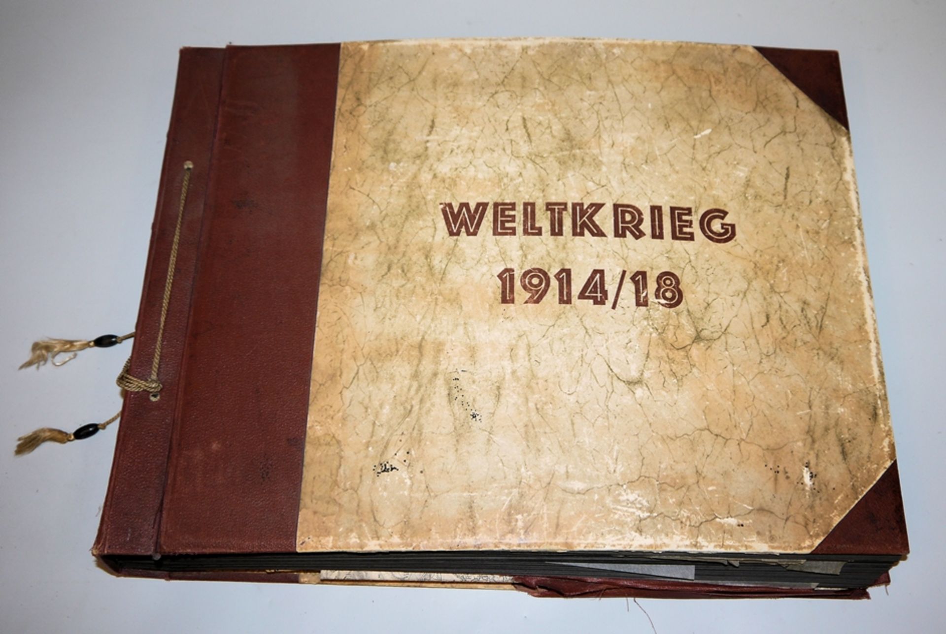 Großes militärisches Album 1914-18, u.a. mit Fotografien, Postkarten, Gefechtskarten u. Dokumenten