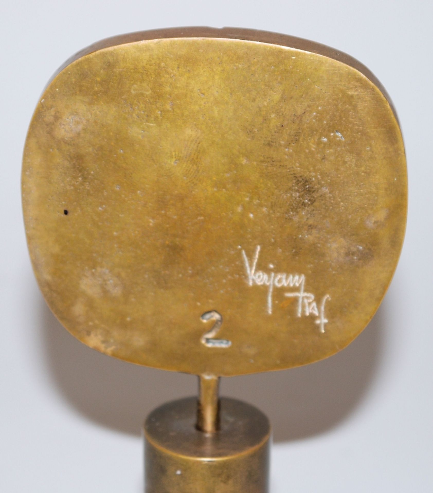 Rafael Verjans, zwei Gesichter, Bronzeplastik sowie unbekannter Künstler, Wandplastik "Skyline" - Bild 3 aus 3