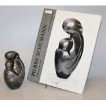 Pierre Schumann, "Mutter und Kind", abstrahierte versilberte Bronzeplastik um 1970, mit sign. Katal