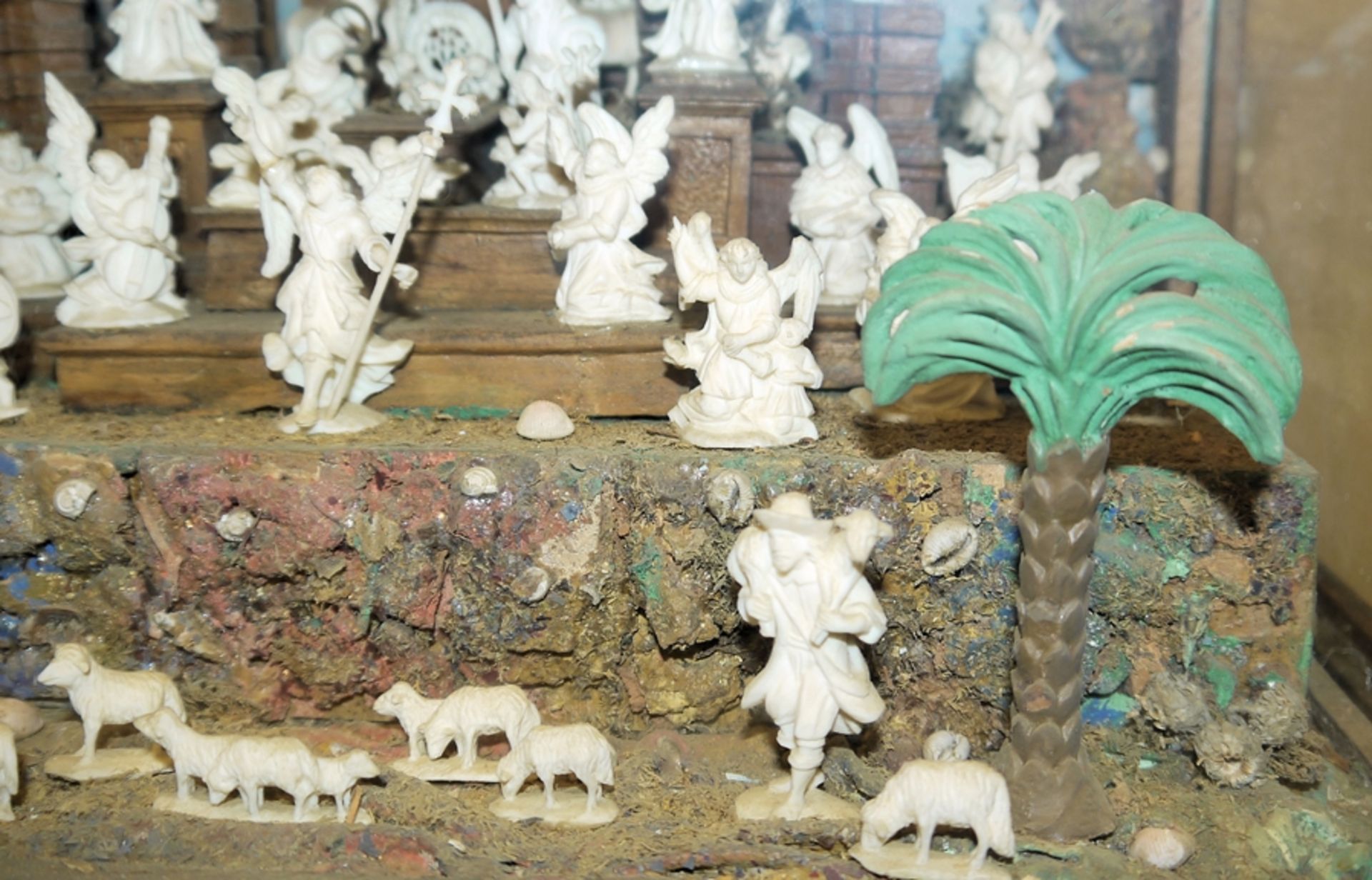 Vielfigurige Krippe, Klosterarbeit des frühen 19. Jhs. im Glaskasten - Bild 4 aus 4