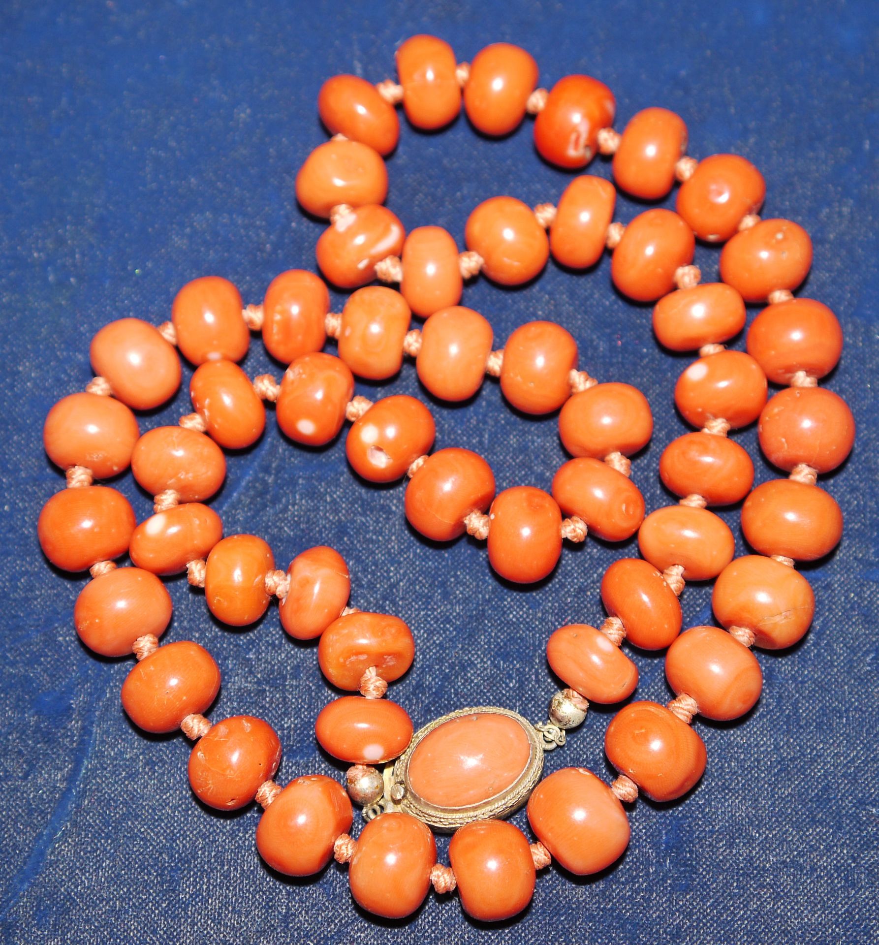 Sammlung Halbedelsteinschmuck aus aller Welt: Koralle, Jade, Türkis u. Lapislazuli - Bild 2 aus 2