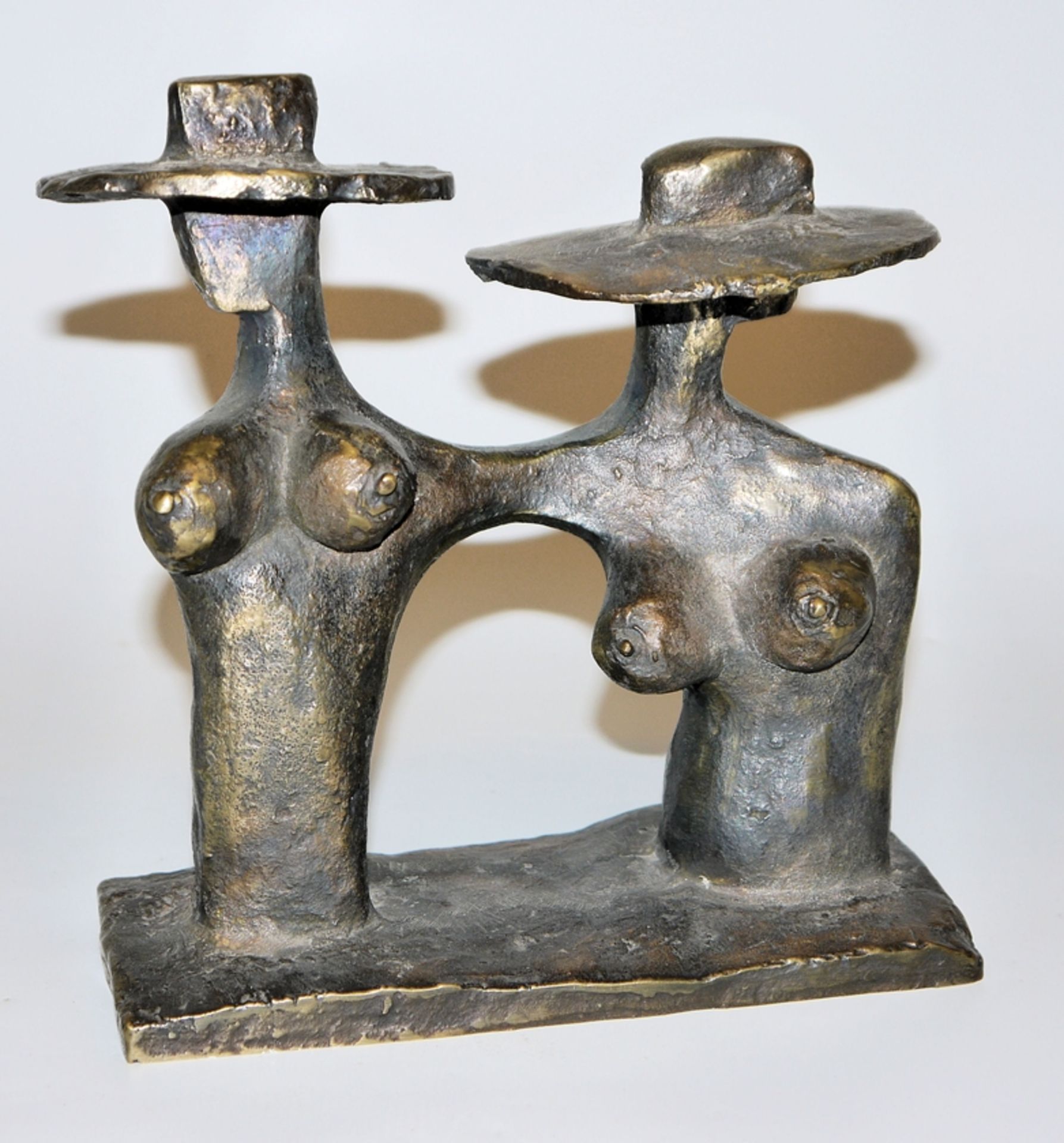 Pieter Sohl, 2 weibliche Halbakte mit breitkrempigen Hüten, Bronzeplastik um 1970