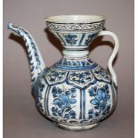 Blauweiß-Kanne im chinesischen Ming-Stil, safawidisch, Persien 17. Jh.