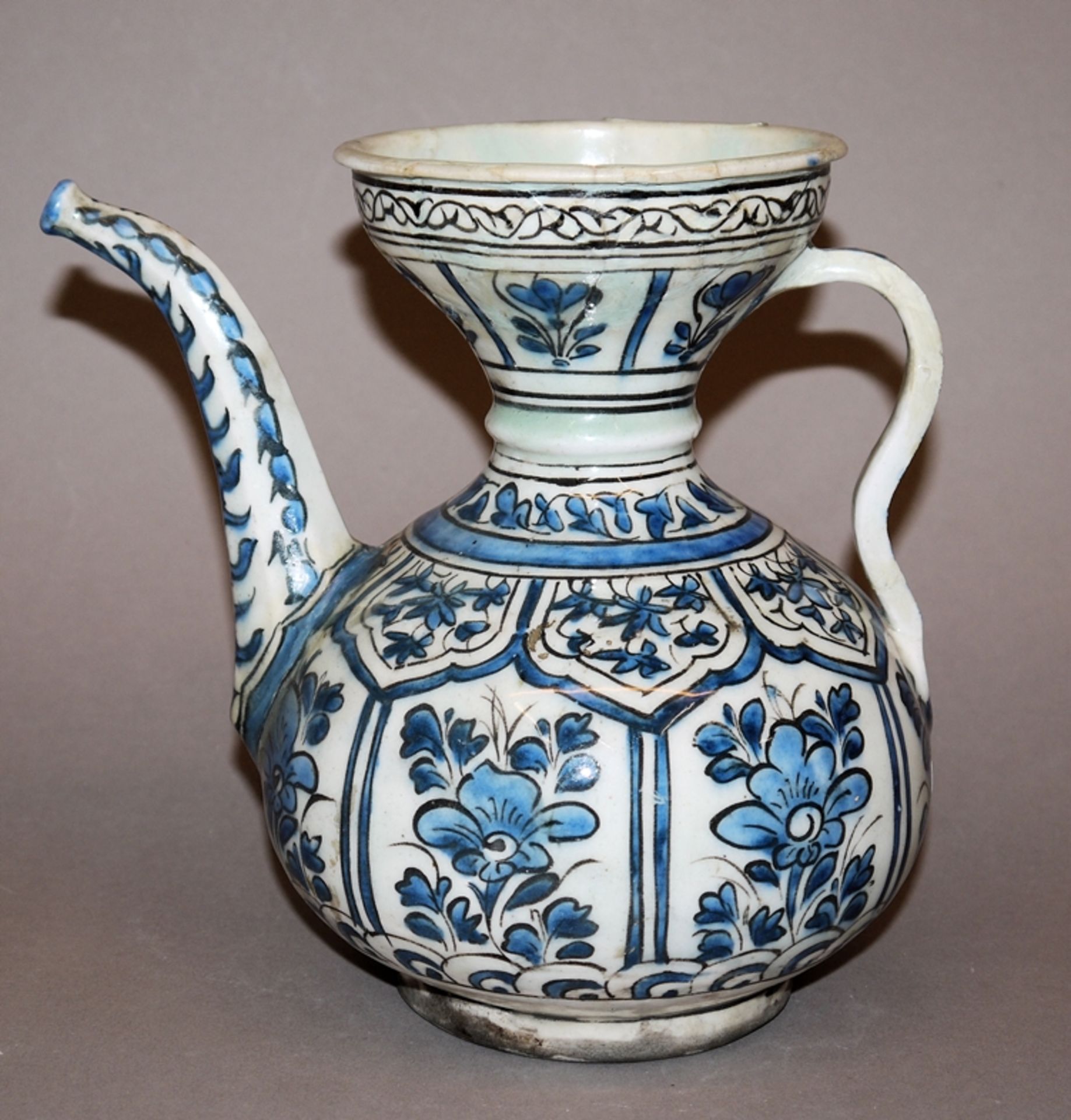 Blauweiß-Kanne im chinesischen Ming-Stil, safawidisch, Persien 17. Jh.