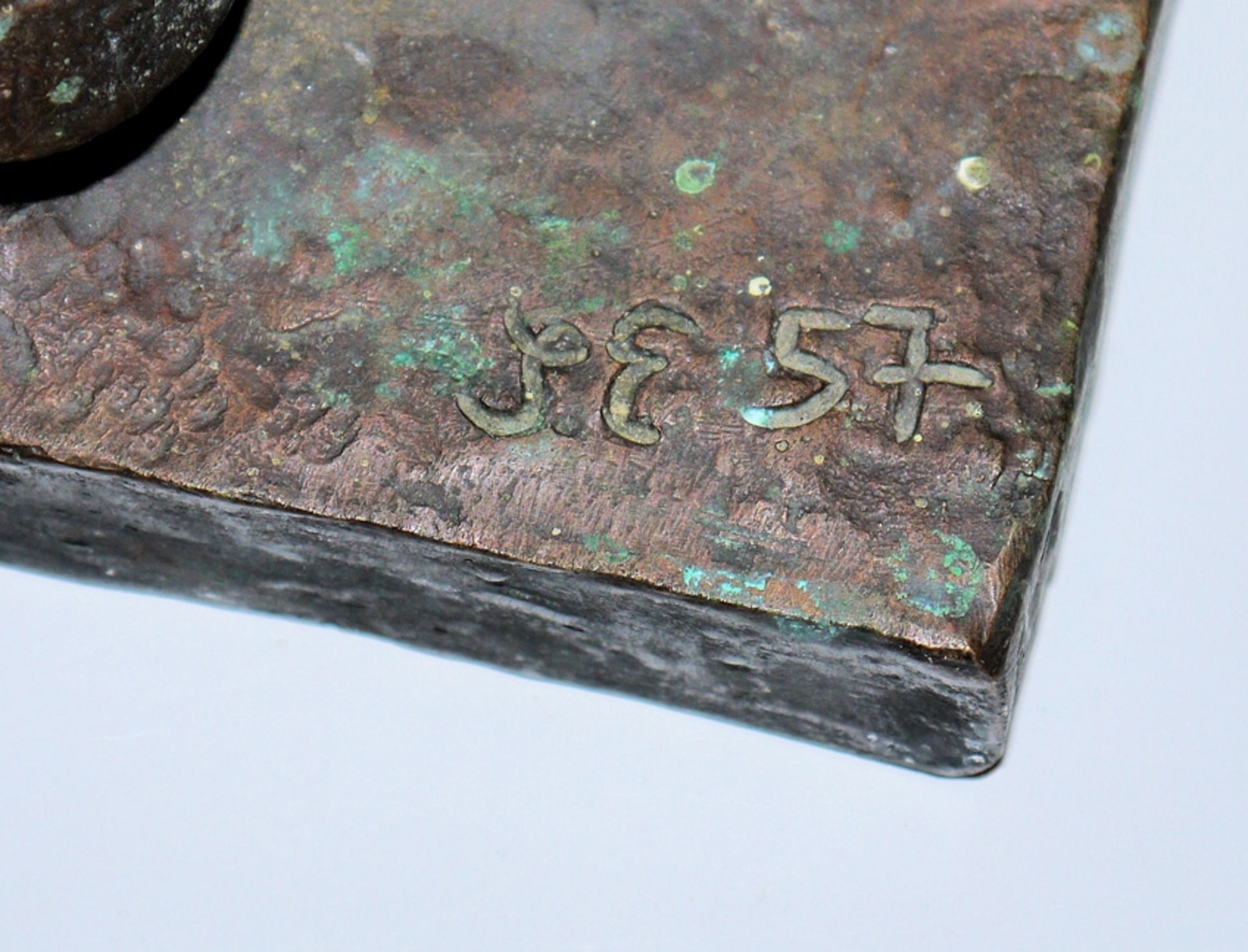 Monogrammist S.E. (F.E.) von 1957, Bronzeplastik eines Architekten, H 48 cm - Bild 3 aus 3