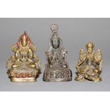 Buddha Amitayus, Tara und ein weiterer Buddha, drei Miniaturbronzen, Tibet 18./19. Jh.