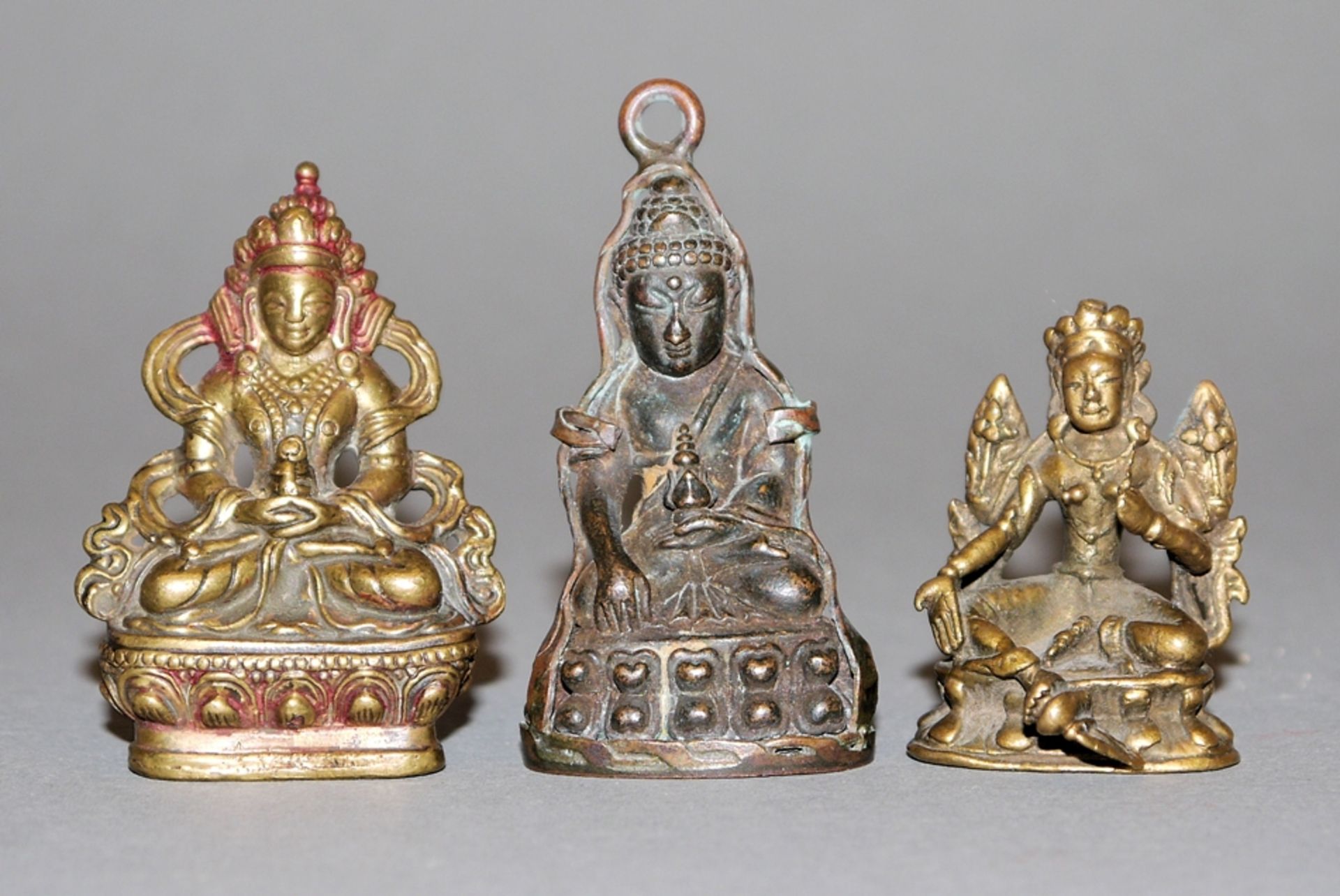 Buddha Amitayus, Tara und ein weiterer Buddha, drei Miniaturbronzen, Tibet 18./19. Jh.