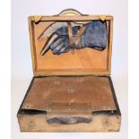 Wolfgang Bier, aufwendiger Objektkoffer mit Sensenhandschuh, div. einschraubbaren Eisenklingen, Hak
