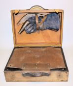 Wolfgang Bier, aufwendiger Objektkoffer mit Sensenhandschuh, div. einschraubbaren Eisenklingen, Hak