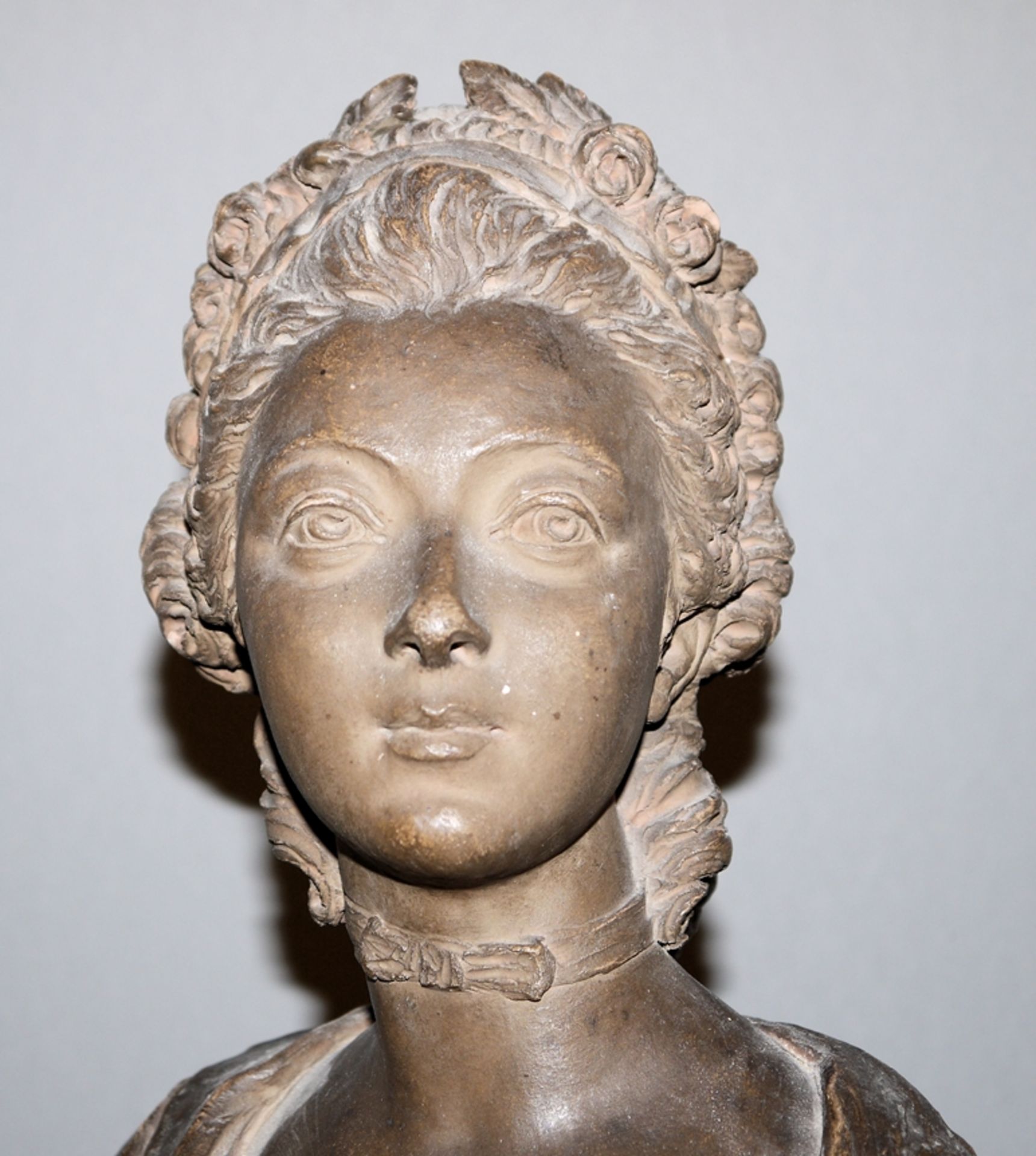 Augustin Pajou-Werkstatt zugeschr., Terrakotta-Büste einer jungen Adeligen, 2. H. 18. Jh. - Bild 2 aus 3