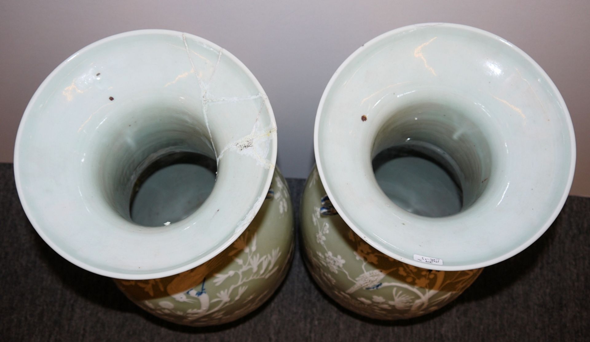 Zwei Seladon-Bodenvasen mit Reliefdekor (eine Vase restauriert), späte Qing/Republik-Zeit, China um - Bild 5 aus 5