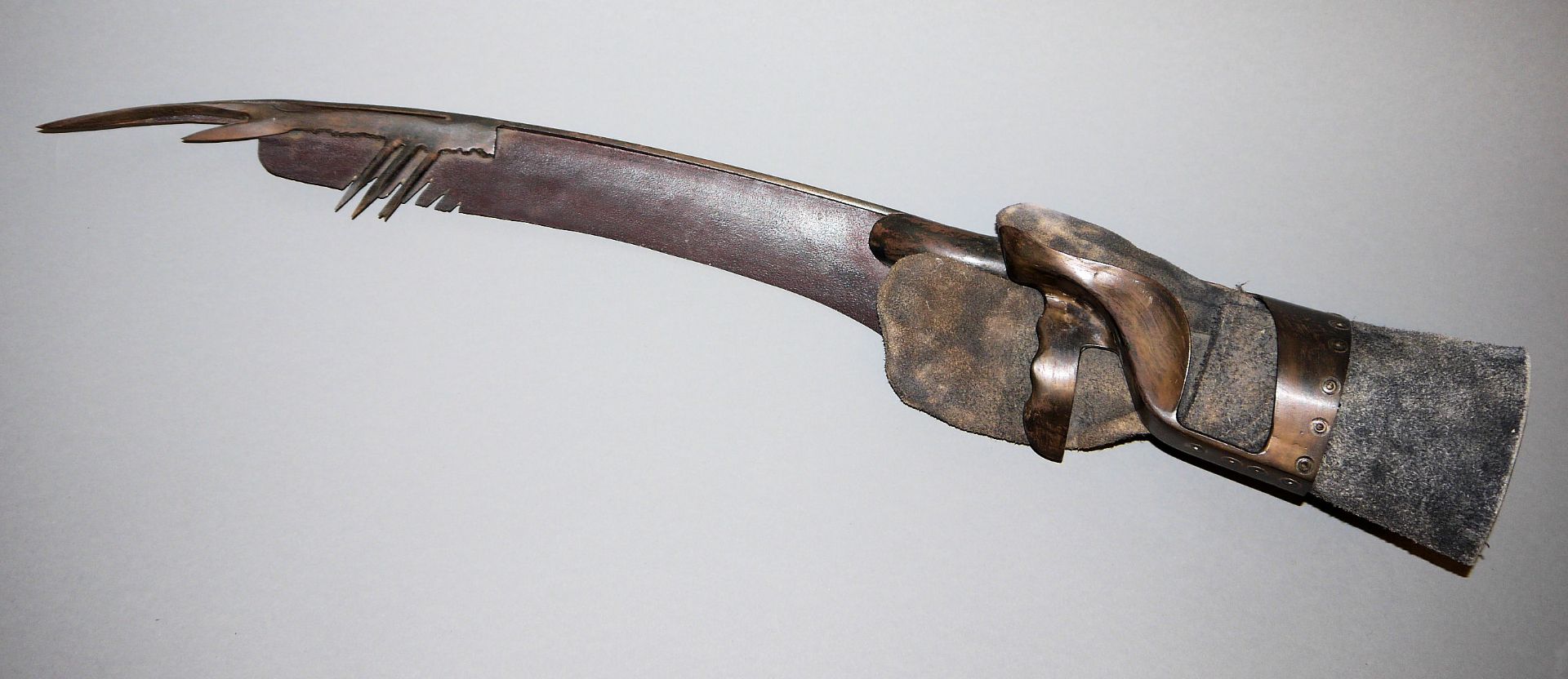 Wolfgang Bier, Langer "Sensenhandschuh", Leder & Eisen - Bild 2 aus 2