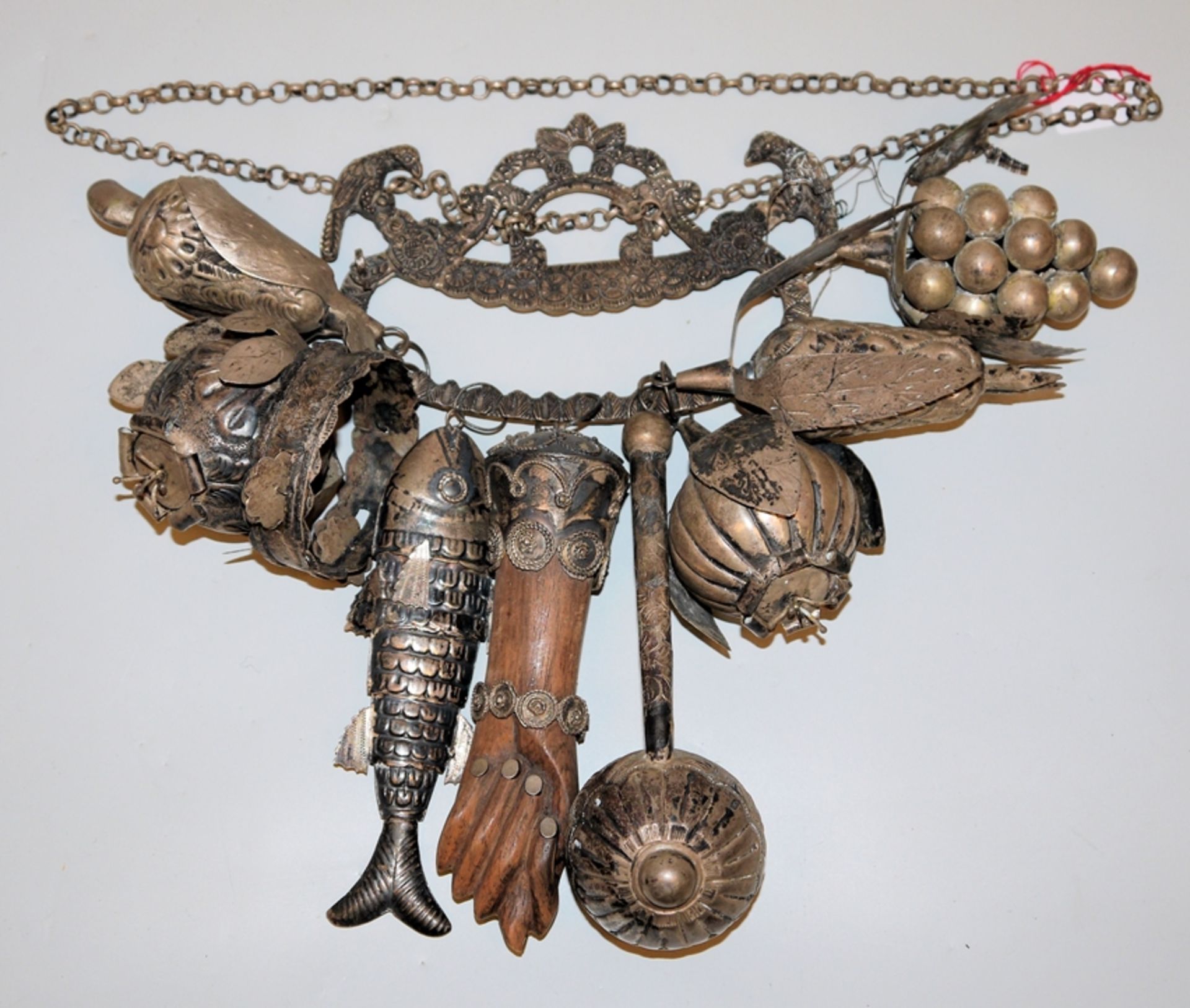 "Penca de Balangandan", afro-Brasilianisches Amulett aus Weißblech und Silber 