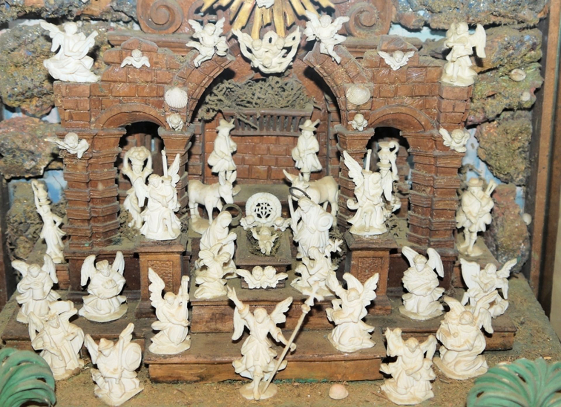 Vielfigurige Krippe, Klosterarbeit des frühen 19. Jhs. im Glaskasten - Bild 2 aus 4