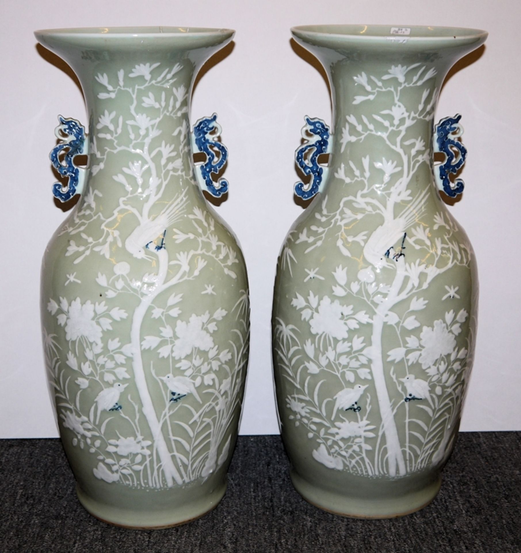 Zwei Seladon-Bodenvasen mit Reliefdekor (eine Vase restauriert), späte Qing/Republik-Zeit, China um - Bild 2 aus 5