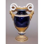 Schlangenhenkelvase mit kobaltblauem Dekor, Kgl. Meißen um 1900, 1. Wahl
