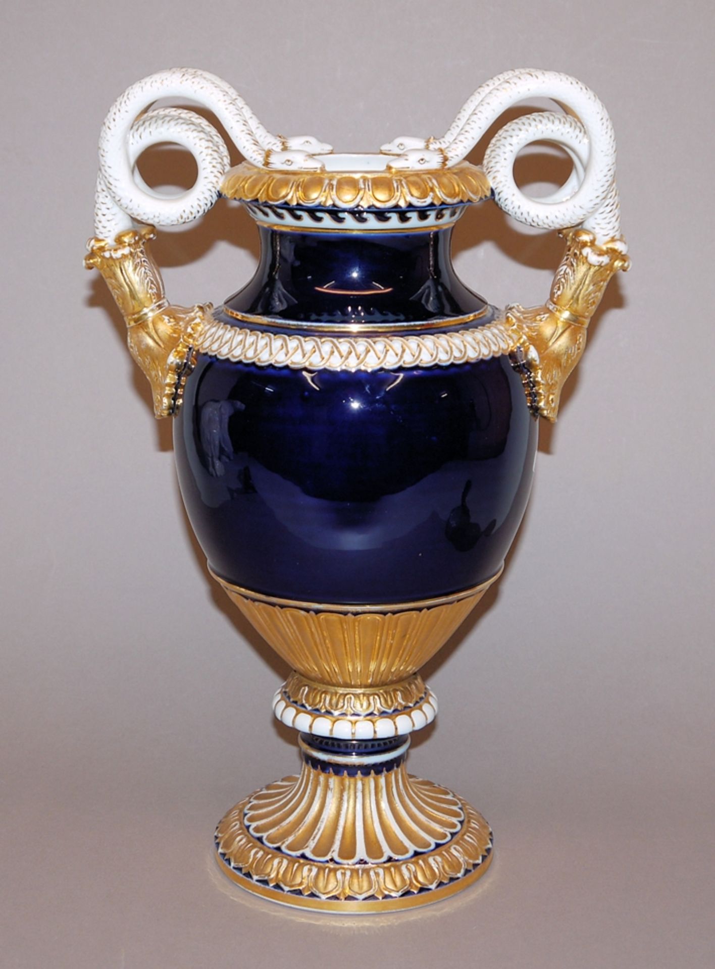 Schlangenhenkelvase mit kobaltblauem Dekor, Kgl. Meißen um 1900, 1. Wahl