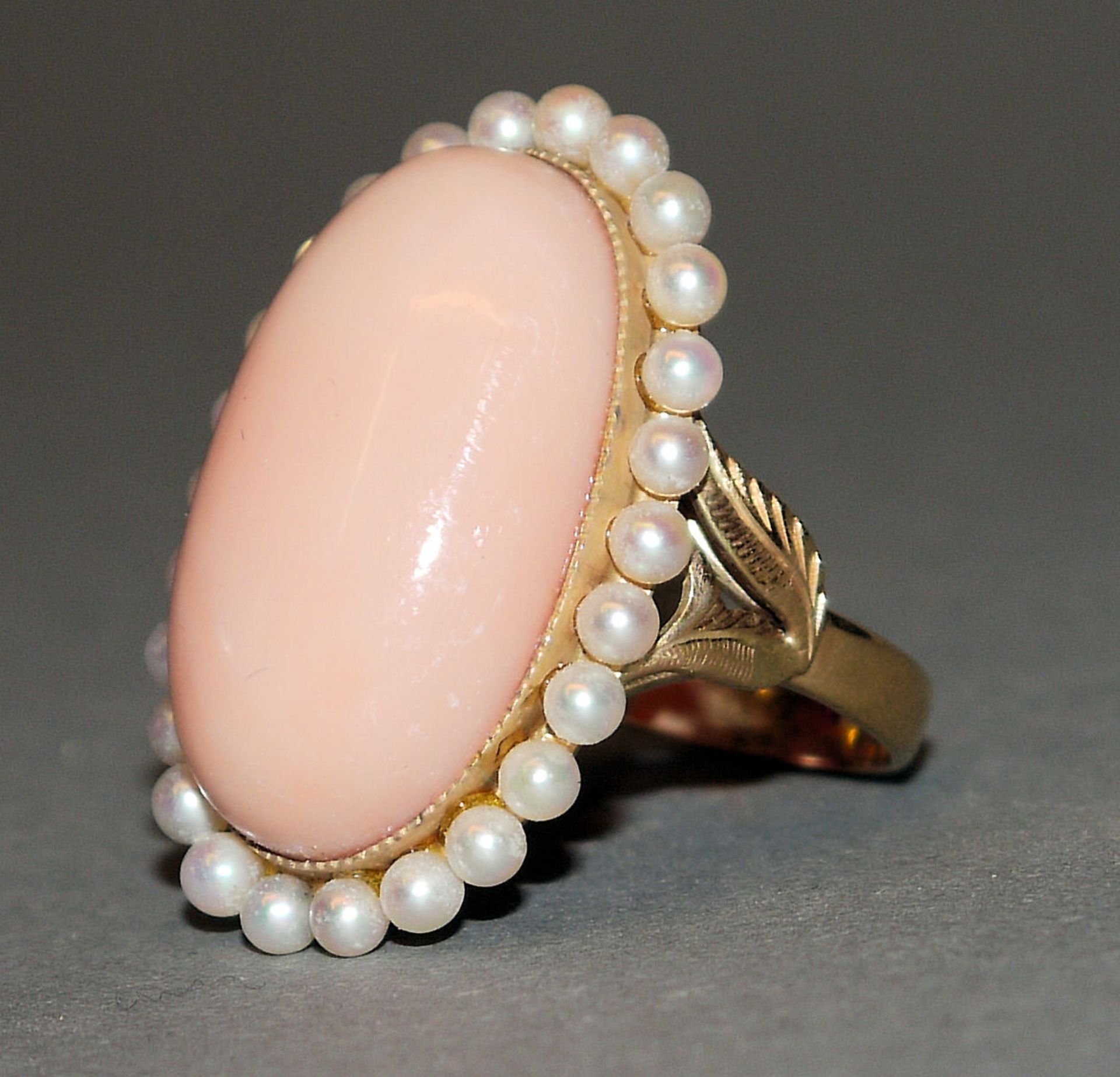 Schwerer Engelskorallen-Ring mit Perlchen, Gold