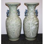 Zwei Seladon-Bodenvasen mit Reliefdekor (eine Vase restauriert), späte Qing/Republik-Zeit, China um