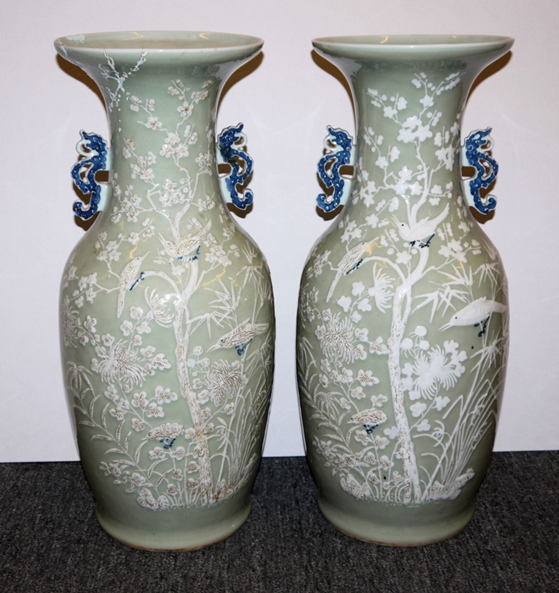 Zwei Seladon-Bodenvasen mit Reliefdekor (eine Vase restauriert), späte Qing/Republik-Zeit, China um