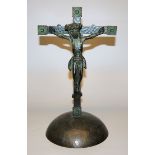 Josef Hokenmaier, Expressiver Kruzifixus, Bronze mit grüner Patina