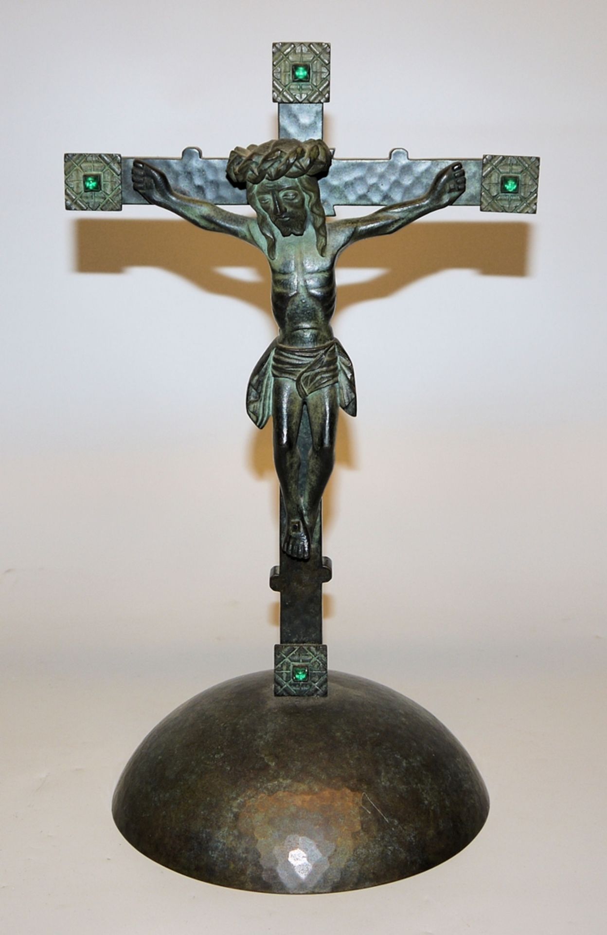 Josef Hokenmaier, Expressiver Kruzifixus, Bronze mit grüner Patina