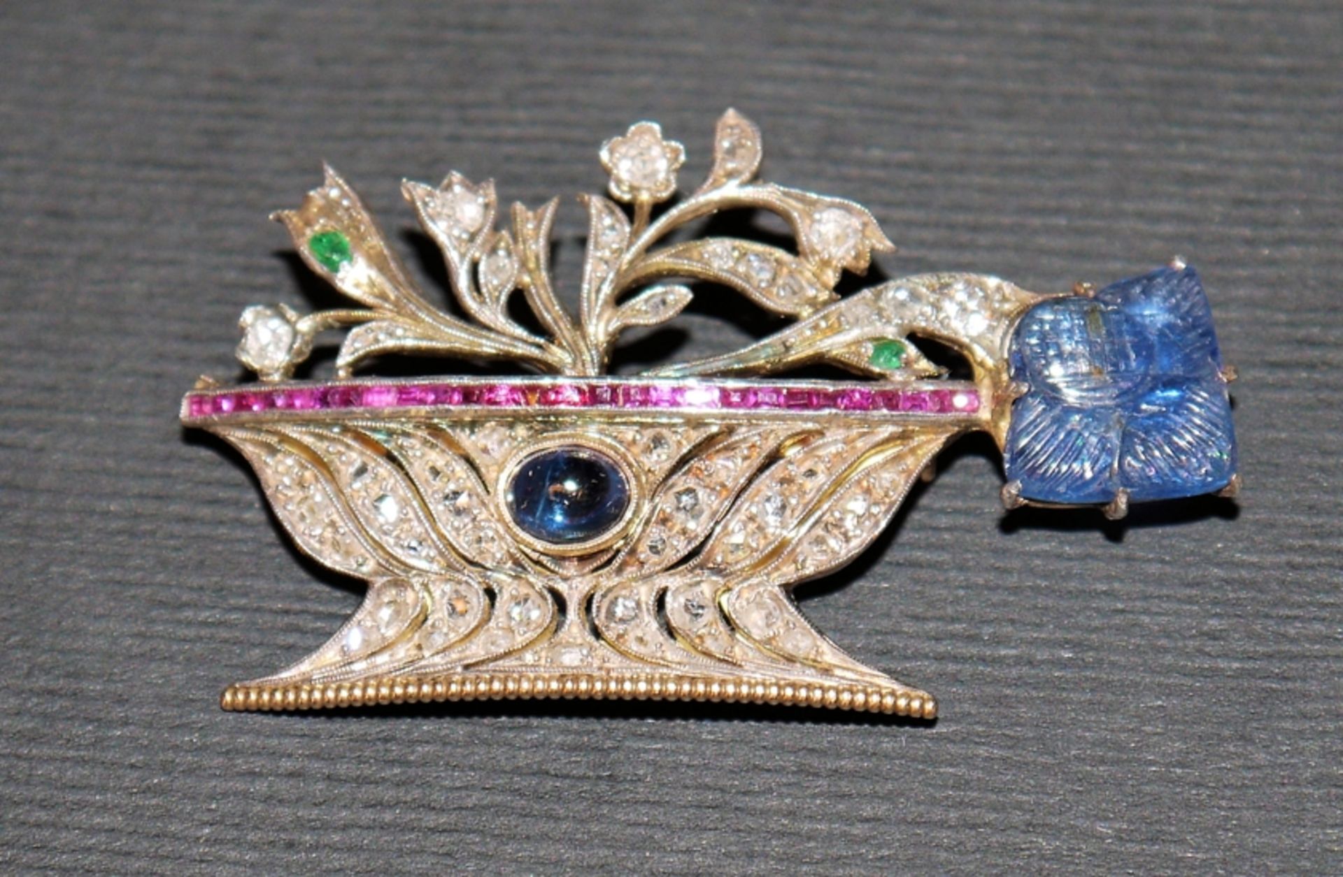 Blumenkorb-Brosche mit Saphiren, Smaragden, Rubinen und Diamanten, Gold
