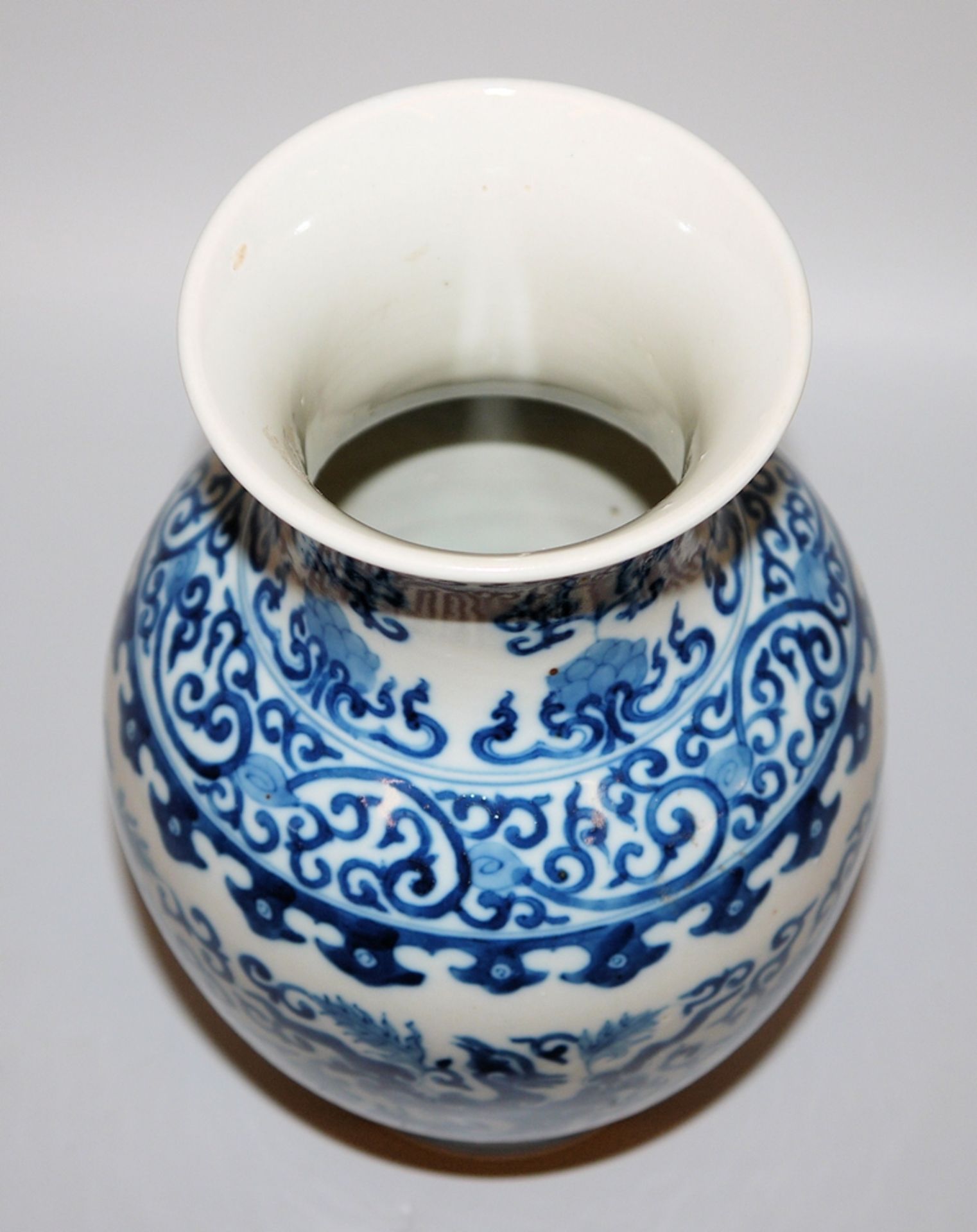 Blauweiß-Porzellanvase mit rankendem Lotus, wohl Qianlong-Zeit, China 18. Jh. - Bild 2 aus 3