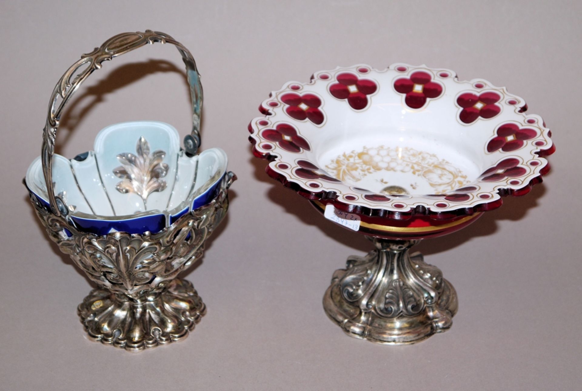 Biedermeier-Aufsatz-Schale und Biedermeier-Henkelkorb mit geschliffenem Glas und Silber, Böhmen um 