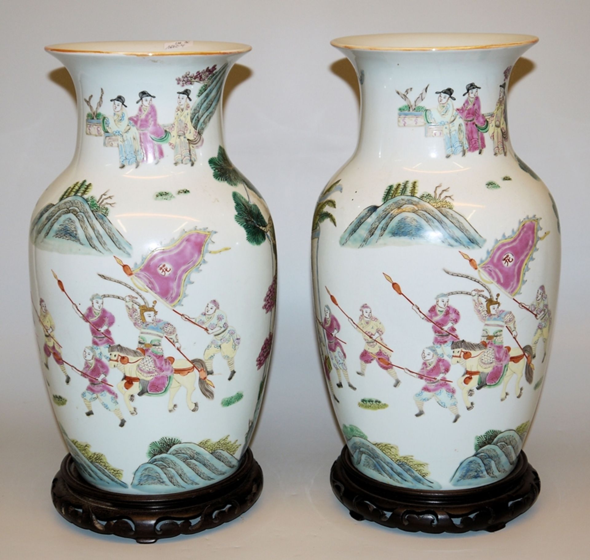 Vasenpaar mit familiären Szenen, Republik-Zeit, China 1. H. 20. Jh. - Bild 2 aus 3