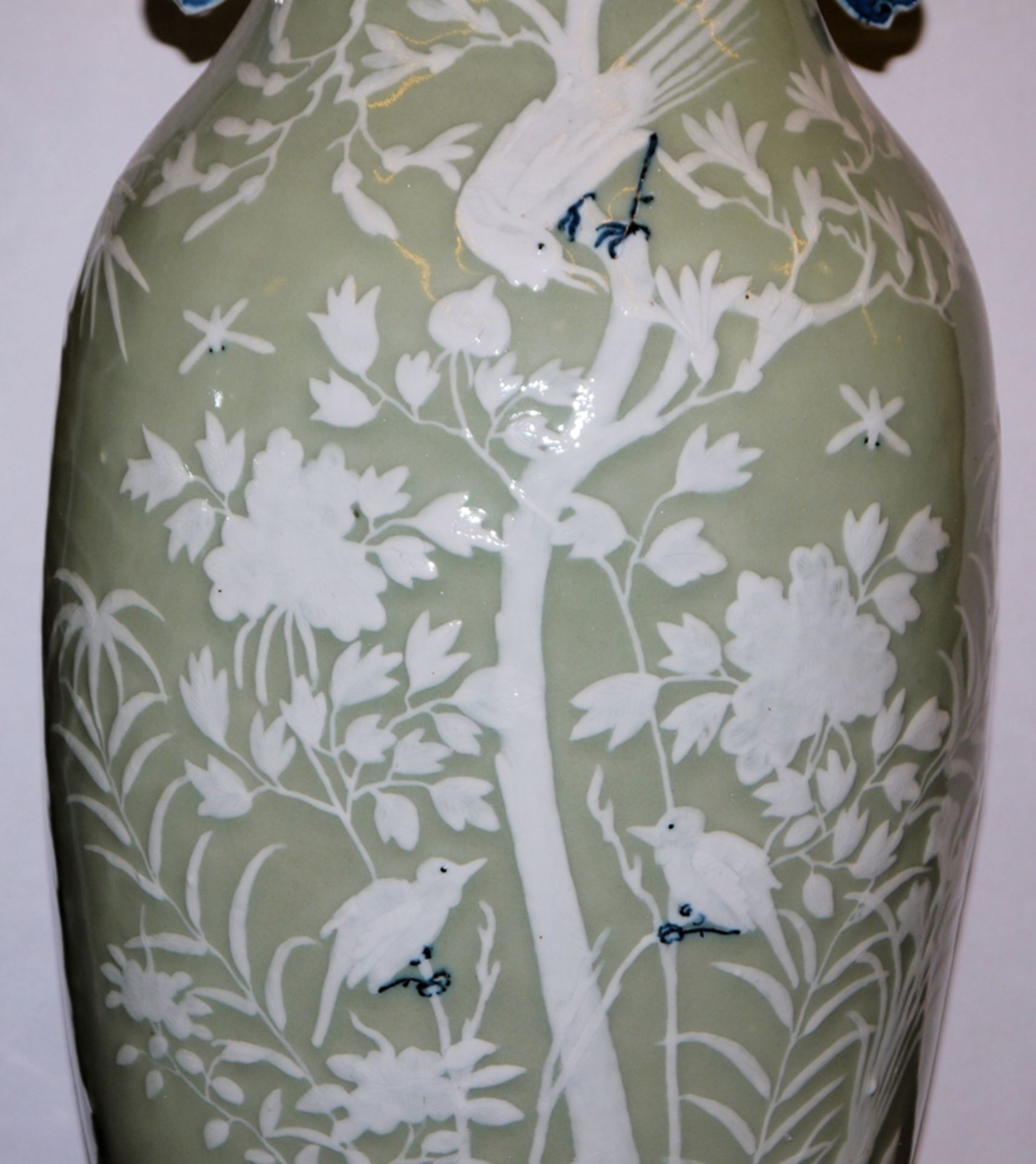 Zwei Seladon-Bodenvasen mit Reliefdekor (eine Vase restauriert), späte Qing/Republik-Zeit, China um - Bild 4 aus 5