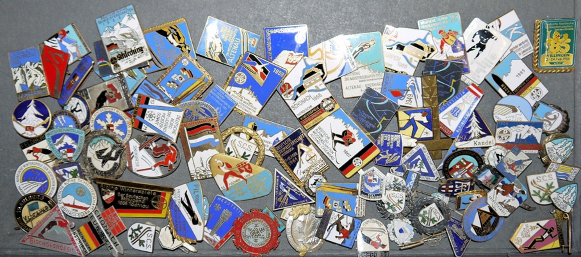 Große Sammlung seltener Wintersportabzeichen, überwiegend emailliert, 1927-1970, ca. 130 Teile - Bild 2 aus 4