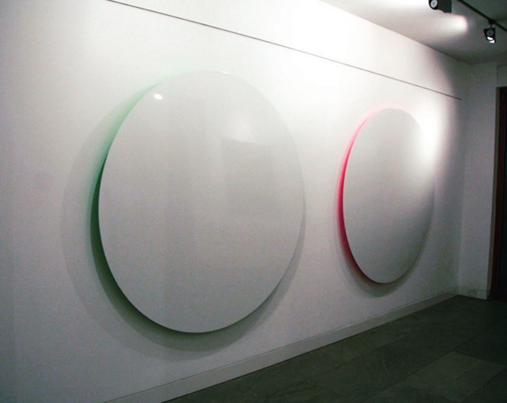 Ruby Anemic, Hidden Art Green, große Wandplastik aus Aluminium von 2008