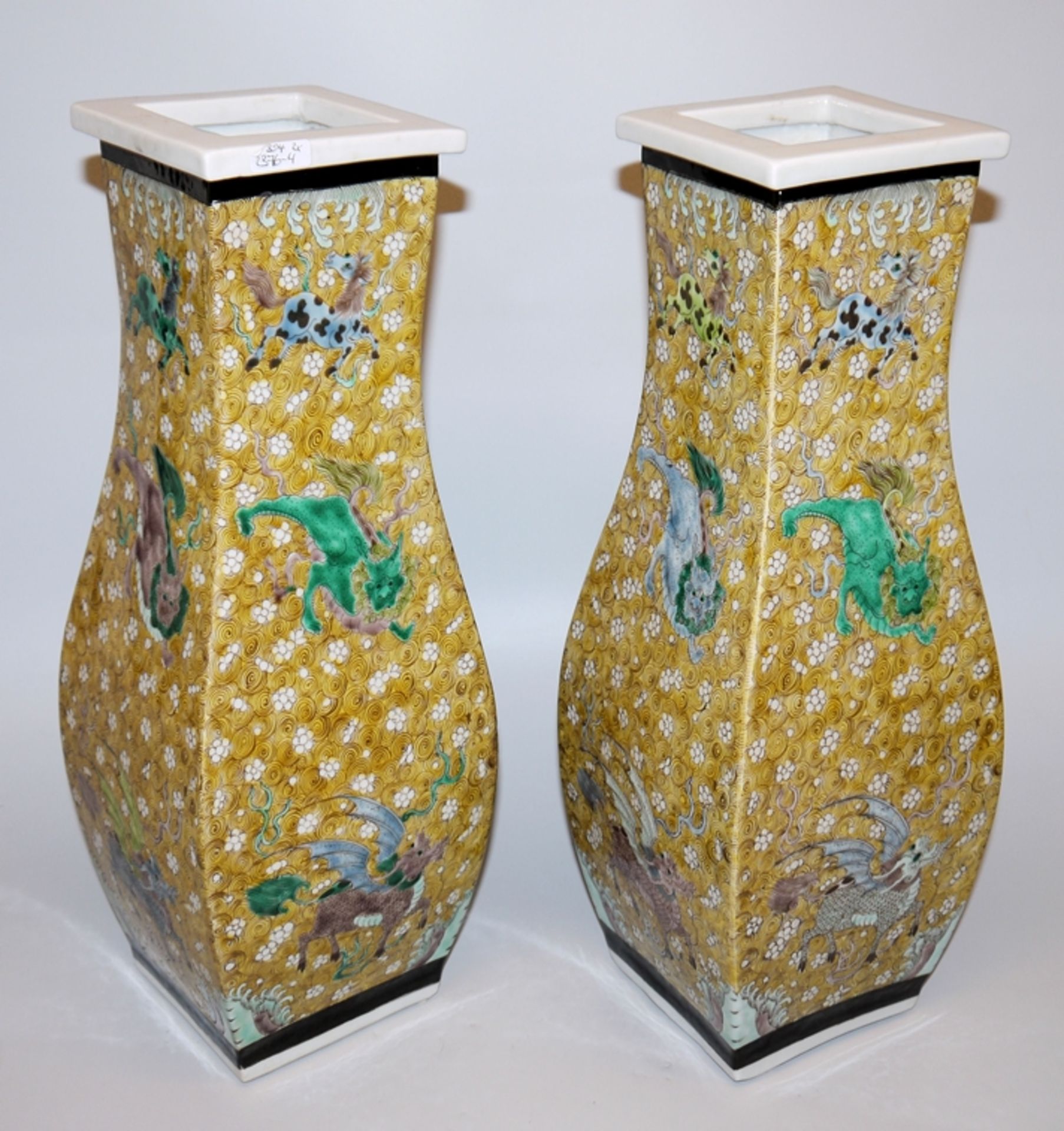 Großes Vasenpaar mit Fabeltieren, Republik-Zeit, China, Anfang 20. Jh. - Bild 2 aus 3