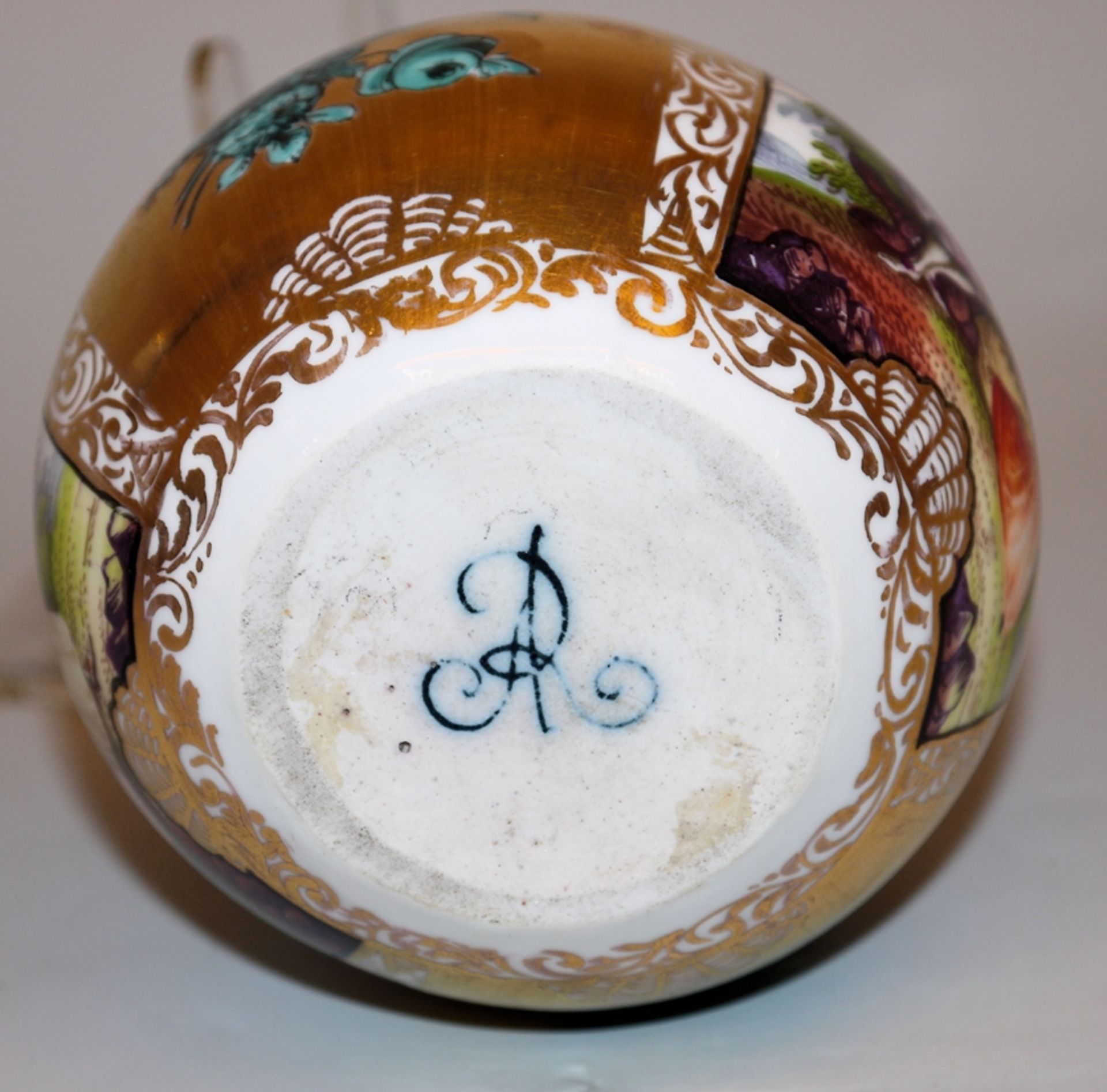 Kalebassen-Vase mit Watteau-Szenen, Helena Wolfsohn, Dresden, Ende 19. Jh. - Bild 3 aus 3