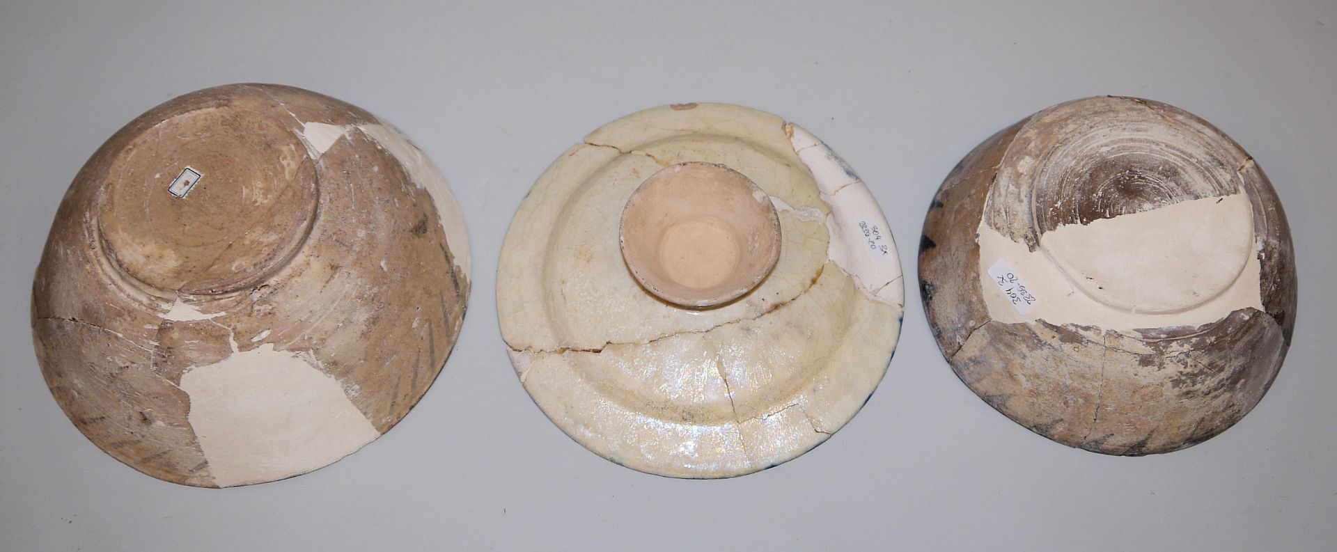 Drei islamische Keramikschalen aus Persien des 9.-13. Jhs.  - Bild 3 aus 3