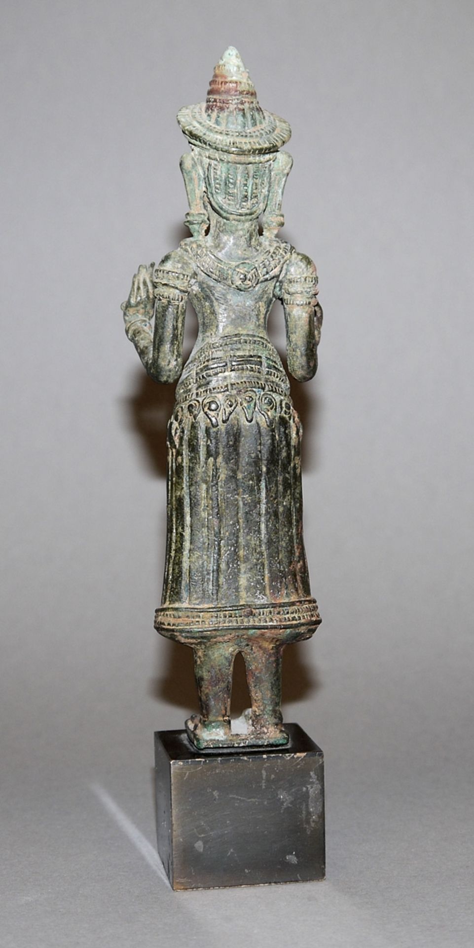 Stehende weibliche Gottheit, Bronzeplastik der Khmer, Kambodscha, Bayon-Stil, wohl 12./13. Jh. - Bild 2 aus 2
